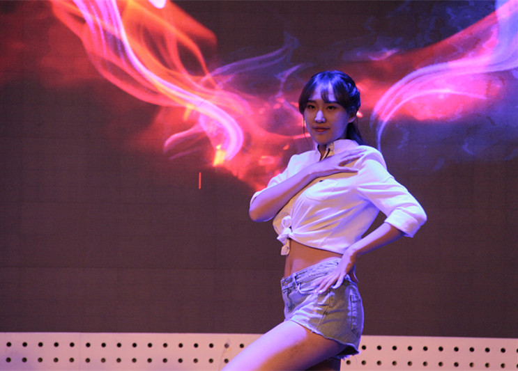 把左边的胳膊裁掉